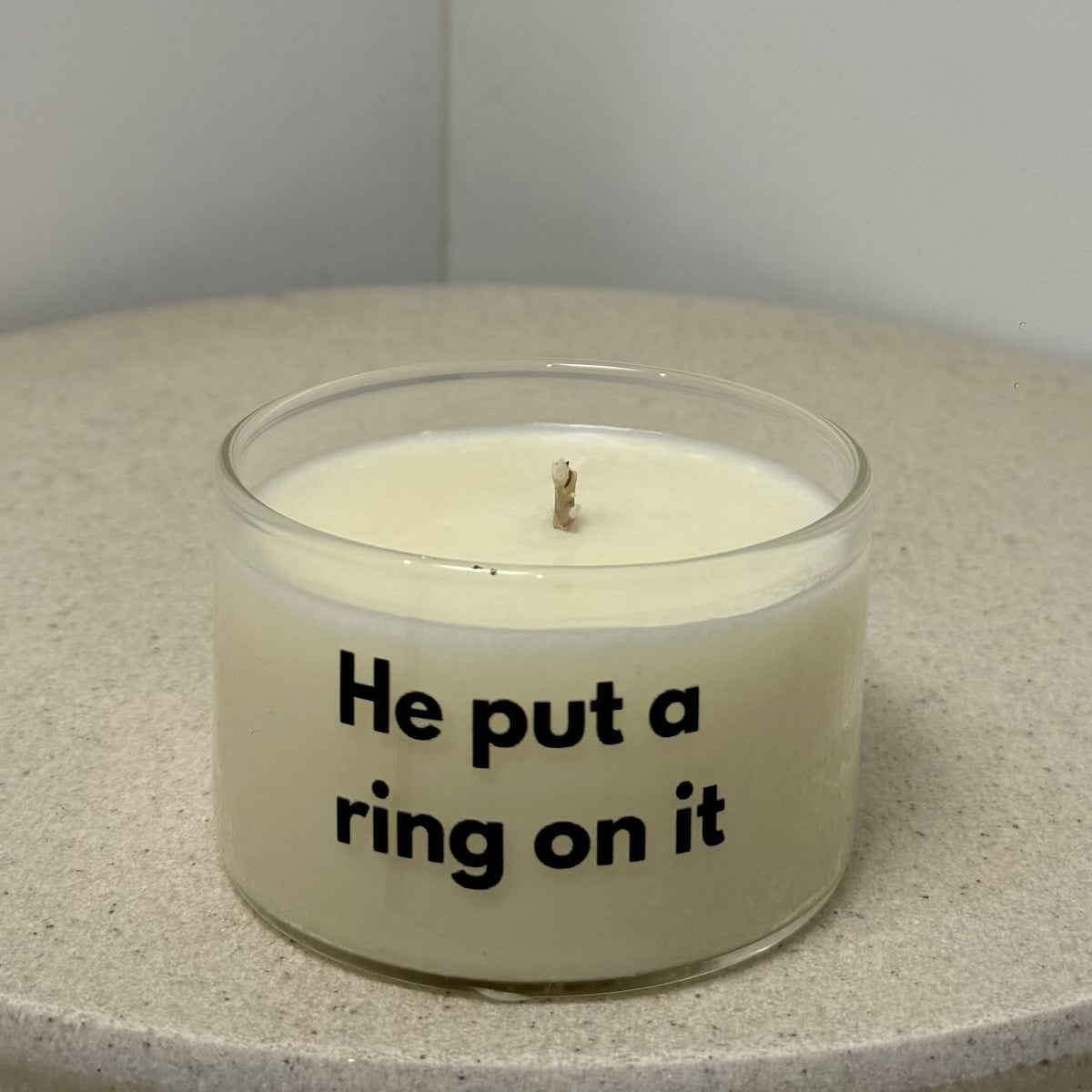 He put a ring on it candle (225g)